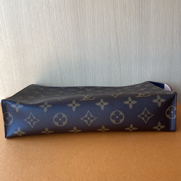 LOUIS VUITTON Toiletry Pouch 26 - Monogram Leather - Picture 5 of 7